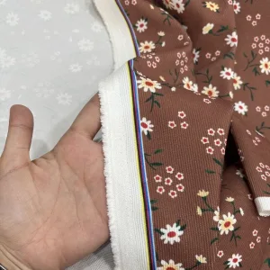 مخمل کبریتی ریز گلدار زمینه قهوه‌ای