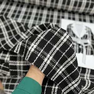 شنل چهارخانه سفید مشکی زمینه مشکی