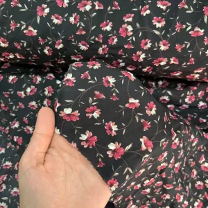 کرپ الیزه زمینه مشکی گل زرشکی