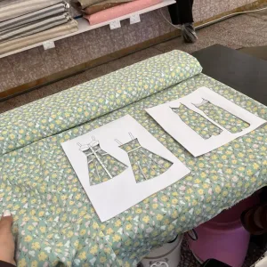 کرپ الیزه زمینه سبز گل ریز